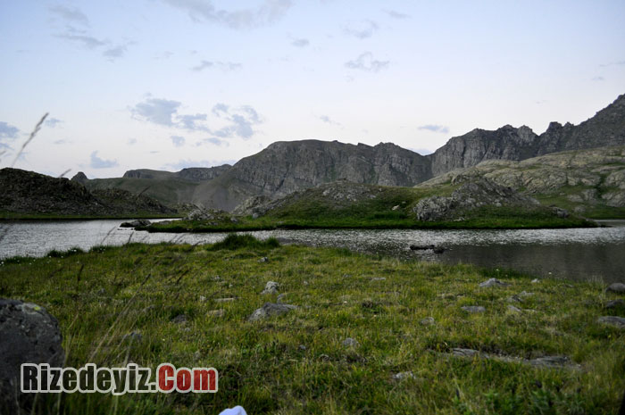 Tam ayrılmak üzereyken son bir defa daha bakmak istiyor insan, Yedigöller aklınızda ve gönlünüzde müthiş bir yer edinecek.