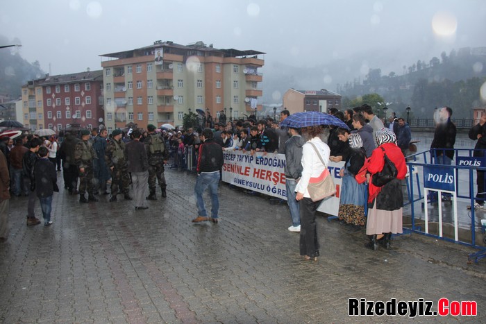 Başbakan Erdoğan başbakanlık otobüsü ile geldiği Güneysu ilçe merkezinde kendisini karşılayanlara hitap etti.