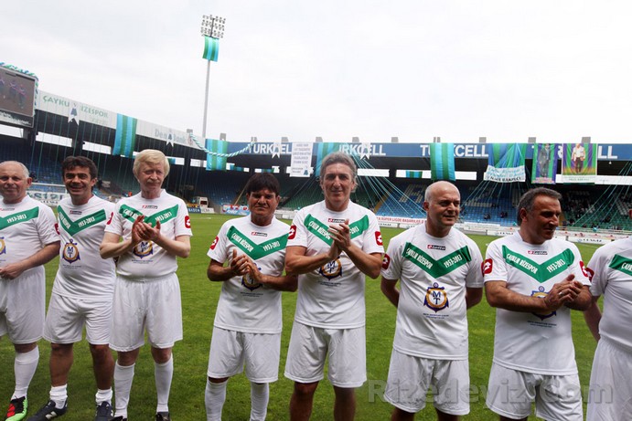 İsmail Demirci: 1983 yılında Rizespor alt yapısında başladım, 1988 yılında askere gidene kadar alt yapıda oynadım askerlik dönüşünde Rizespor'la anlaştım. İlk senemde küme düşmüştüler, amatörden 8-9 transfer olmuştu alt yapıdan A takıma, Tuncay, Nuri, Şükrü, Kemalettin takımı sırtladık, bir çok teklif almıştım ancak Çaykur'un takımı alması ile yeniden takıma kaldık. Gereken hem sözde hem de transferler yapılmadı. Dört sezonun devre arasında Trabzon'a gittim. Rizespor la bağlantım kesilmişti ara sezondu. Çok teklif almıştım, on dolayında takımdan teklif vardı. Alım gücü olan takımı seçmeliydim. Benim istediğim takımlara Rizespor vermedi. Galatasaray devreye girdi. O zaman Trabzonspor tesislerindeydim 3-4 gün orda kaldım. Galatasaray devreye girdi. Adnan Polat, Abdurahim Albayrak'ın aracılığı ile. Gece Trabzonspor tesislerinden ayrıldım uçak bileti temin ettim. Ertesi gün uçakla giderken Giray Bulak'la denk geldik. Trabzonspor'lu yöneticiler seni dışarıda bekliyor inmek isterimsiniz