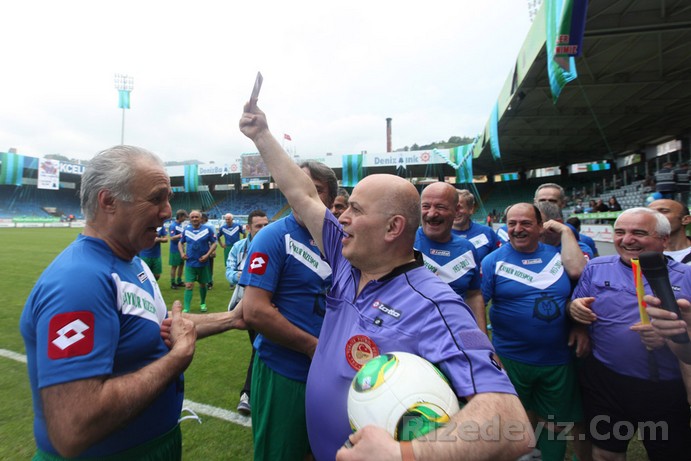 Yıldızlar sahada
PTT 1. Liginde bitime iki hafta kala süper lige çıkmayı garantileyen Çaykur Rizespor son maçında 1461 Trabzon takımı ile evinde yaptığı karşılaşma öncesi Çaykur Rizesporda geçmiş yıllarda forma giyen yıldızları bir dostluk maçında bir araya geldiler. Rizenin Türk futbolundaki Zirve ismi Şenol Birol da gösteri maçında forma giydi. 1953ten 1995 yılları arasında kulübün formasını giymiş ve birçoğu Türk futbolunda yıldız olmuş futbolcuların sahadaki mücadelesi izleyenlerden büyük alkış aldı. Rizeli gazetecilerden Faik Bakoğlu`nun yönettiği maçta sahada Türkiye Futbol Federasyonu Başkanvekili Servet Yardımcı, büyük kulüplerin formasını da giyen Hasan Vezir, Hakan Tecimer, Şenol Birol gibi isimlerde sahada yer aldı. Dostluk gösterileri ile başlayan maç 1-1 tamamlanırken maç sonrası futbolcular sahadan birbirlerine sarılarak ayrıldılar. Fenerbahçe, Beşiktaş ve Çaykur Rizesporun da formalarını giyen 76 yaşındaki Şenol Birol sahanın en yaşlı futbolcusu olurken bir penaltı atışından yararlanamadı. Maçın ardından Çaykur Rizespor kulübü başkanı Metin Kalkavan günün anısına katılan tüm futbolculara plaket verdi.