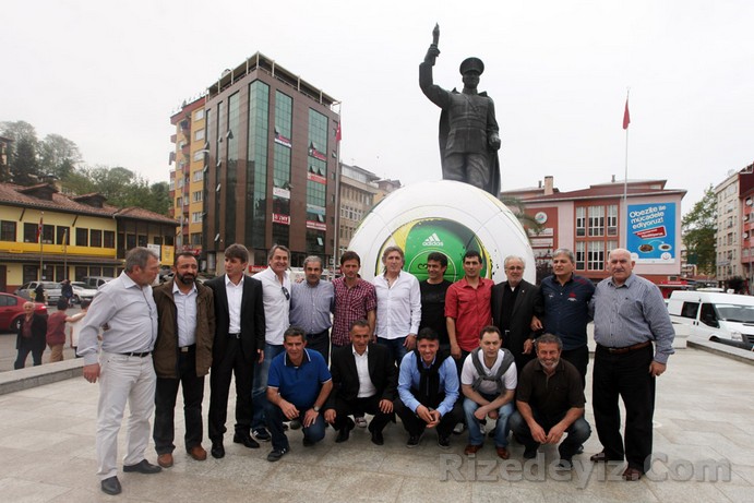 Harun İlik: 1987-88 sezonunda liglerin bitimine üç hafta kala deplasmanda Sakaryasporla maçımız vardı. Bu maçta mutlaka galip gelmemiz gerekiyordu. Maçı alırsak ligde kalma ümidimiz sürecek, kaybedersek ligde kalma ümitlerini tamamen yitirecektik. O hafta takım olarak çok gergindik. Maça çıkarken stres içindeydik. Maç öyle bir hale geldi ki, 3-1 mağlup duruma düştük. Bir anda maç başındaki gerginlik oradan kaktı ve hırsa dönüştü. Şansımızın yardımı ve son dakikada attığım golle maçı 4-3 kazandık. Maçta üç gol atan Muharreme sevinçle nasıl saldırdık hala unutamıyorum.