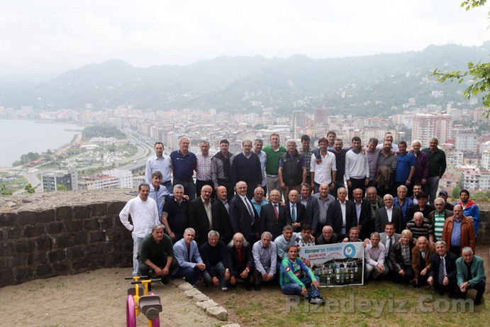 Yaşar Elmas: Rizespor yönetimi 1.lige yakışır bir takım oluşturuyordu. Galatasarayda Zafer, Bahattin, Adana Demirspordan Sinan, Diyarbakırspordan Faruk, İzmirspordan Arif, Adanaspordan Burhan, Boluspordan Halil İbrahim, Erzurumspordan Osman transfer edilmişti. Güçlü bir takım oluşturuluyordu. Beni de transfer etmeyi kafaya koymuşlardı. İki Rizeli beni Suadiye oteline götürdü. Burada konuğumuzsun dediler. Kimse ile görüşmeme de izin vermiyorlardı. Bana teklif ettikleri para Beşiktaşın teklifinden oldukça yüksekti. Her şeyden önemlisi Rizespor memleketimin takımı idi. Otelden kaçtım ama Rizesporun teklifinden kaçamadım. Artık memleketimin takımı için top koşturacaktım. Beşiktaşa verilen 900 bin lira bonservis ve bana verilen 1 milyon 250 bin lira bedelle iki yıllık anlaşmaya imza attım. Rizespor beklenmedik bir şekilde küme düşmüştü. Daha doğrusu düşürülmüştü. Büyük takımlar bize transfer teklifleri yağdırıyordu. Bana da bir çok yerden teklif geldi. Ama memleketimin takımını böyle bir durumda bırakıp gidemezdim. Gitmedim de... İkinci ligdeki ilk yılımda vatani görevimi Arhavide yapıyordum. İzinle gelip yer aldığım maçların sonucunu o dönemleri yaşayanlar bilir. Rizespordaki futbol yaşantım 1985 yılında sona erdi.