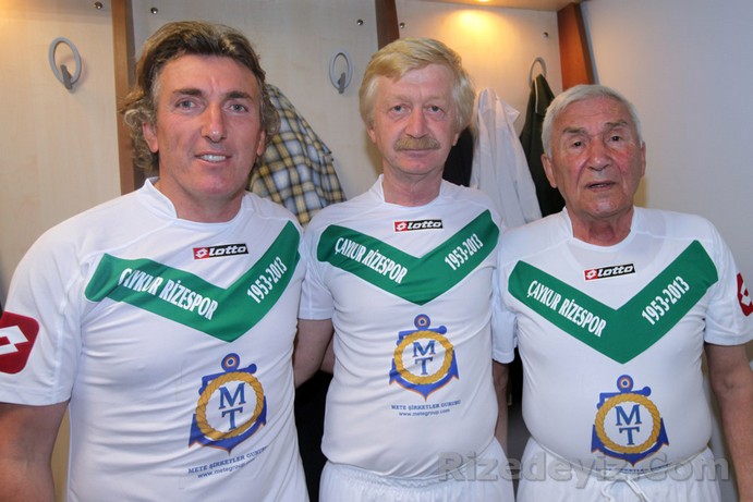 Muharrem Vezir: Şampiyon olduğumuz 1984 yılında atmış olduğum kritik goller vardı. Sakat sakat oynadığım maçlar vardı. Diyarbakır maçı 1-0 yenmiştik. Futbola santrafor olarak başlamıştım. Enver hoca döneminde geçici olarak başlamıştım öyle kaldı.Bir Sakarya maçımız var şampiyonluk değerinde. muhakkak yenmemiz gereken bir maçtı. Son maçlara doğru moraller bozuktu. Yanlış hatırlamıyorsam ondan önceki maç Ankara ile 1-0 yeniyorduk son dakikalarda penaltı yüzünden 1-1 bitti. Bu maç daha da önemini kazandı. İyi de başladık 1-0 yenik duruma düştük. Sonra Hasan Vezir ( Ağabeyim ) 1 gol attı 1-1 oldu. Bir o kaledeyiz bir bu kalede. Bayağı güzel bir maç. İkinci yarı başladı 1 gol derken bir gol daha yedik moraller demorize oldu tabi. Adolf Remi bizim hocamızdı Hüsnü Kürkçü yardımcısıydı. Devre arsında Hasan Vezir ( Ağabeyim ) ben ve Hüsnü abi konuşuyorduk Hasan Abi bir problemle karşılaşırsak Muharremi öne alırız dedi. Ordulu Sinanda santrafor oynuyordu. Tabi 3-1 yenik duruma düşünce bakıyorum kulübeye herkes çökmüş. Kimse bana ileriye git de demiyor. Bu sefer Hasan Abi seslendi Muharrem gel ileriye dedi. Bende ileriye gittim. Son 20 dakika kalmıştı. O hırsın inancın vermiş olduğu şeyle şansa 3 gol attık. Maçı 4-3 kazandık, ligde de kaldık.