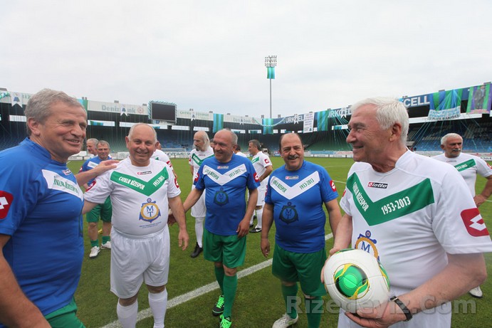 Ergün Kolçak: 1971 yılında Rizespor Genç Takım Seçmeleri yapılıyordu. Ben seçmelere katılmadım. Ama mahalle aralarında yaptığımız maçlarla bayağı bir tanınır hale gelmiştim. O Zamanki Rizespor Yöneticilerinden Ahmet Kuvel ve Rizespora sayısız emeği bulunan Cevat Öztürk beni ve Turist Mehmeti direk olarak takıma dâhil etti. O yıllarda Rizesporda bir canlanma başlamış, Rizespor Amatör Takımı oluşturulmuştu. Rize 2. Amatör kümede yer alan Rizespor Amatör Futbol takımı ilk sezonunda şampiyonluk ipini göğüsleyip 1.Amatör kümeye yükseldi. Tamamı Rizeli gençlerden oluşan ve Rizespora futbolcular kazandıran Rizespor Amatör Futbol takımı bundan sonra ki sezonlarda üst üste şampiyonluklar elde etti. Ayrıca 1980-81 sezonunda Türkiye 3.liği elde ettik. 1977 yılında Rizespor A Takımına dâhil oldum.