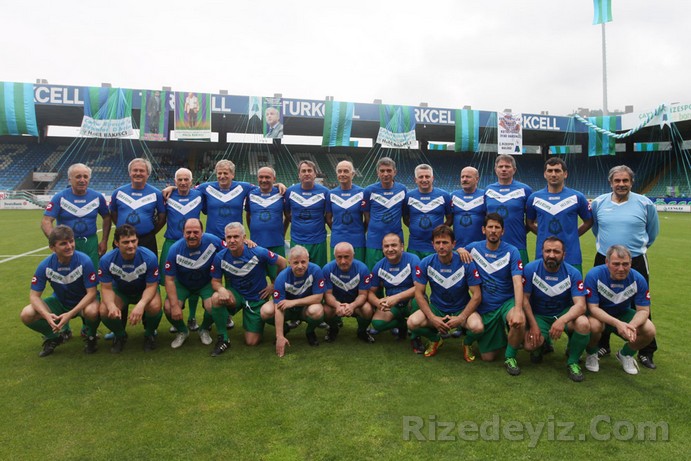 Kimler geldi kimler geçti
Rizede düzenlenen güzel bir etkinliğin başlangıç noktası Kaçkar Otelin önünde yıllar sonra bir araya gelen futbolcuların gözlerindeki mutluluk görülmeye değerdi. Bir çoğu ile tanışma şansına eriştiğim ve hatıralarını dinlediğim Rizesporun yıldızları arasında şu isimler vardı: Ahmet Güral, Ali Kemal Özcan, Aydın Yetkin, Bahattin Demircan, Bülent Akkılıç, Dursun Karamustafa, Engin Uzman, Erbil Sümer, Ergun Kolçak, Erol Usta, Ethem Karamahmut, Hakan Tecimer, Harun İlik, Hasan Vezir, Haşım Çınar, Hüseyin Hemşinlioğlu, Hüsnü Kürkçü, İhsan Öksüz, İrfan Saraloğlu, İsmail Coşkun, İsmail Demirci, Kamil Duygun, Kazım Dil, Kazım Rakıcı, Mahmut Akyıldız, Mehmet Ali Karaca, Metin Bakoğlu, Miraç Yeniay, Muharrem Vezir, Musa Can, Mustafa Kalafatoğlu, Mustafa Kayıkçı, Mustafa Yılmaz, Ogün Kutlu, Oğuz Aydın Konuk, Osman Nuri Şahin, Ömer Tornacı, Recep Yanbay, Refah Kayalar, Süleyman Kalafat, Tuncay Köse, Tuncay Satır, Turgut Kural, Yaşar Elmas, Yüksel Yelkenci, Zafer Kamburoğlu, Ziya Günaydın. Milli Takımlar Teknik Direktörü Abdullah Avcı da bu etkinliğe basın toplantısına katılarak destek verdi.