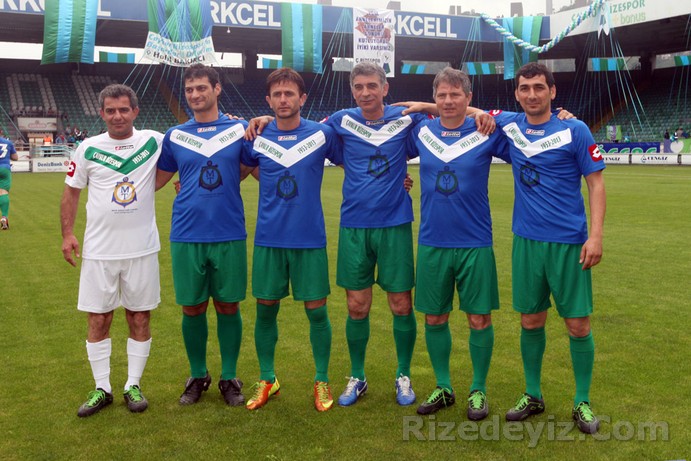 Çok şey kaçırmak
Çaykur Rizesporda geçmiş yıllarda forma giyen bu değerli isimlerle Dağmaranda, Ziraat Bahçesinde sohbet etmek, Bizim Köy Ev Ürünleri Mustafa Karalinin Rize Kalesinde düzenlediği sabah kahvaltısında bulunmak doyumsuz bir keyifti. Karali Rizesporun eski futbolcularını üç ayrı iftar yemeğinde bir araya getirmiş ve bu tarz etkinliklere vesile olmuştu. Gelmezsen çok şey kaçırırsın ısrarıyla etkinliklerde yar aldım.