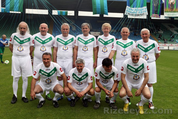 Erken kalkan kaleye geçsin
Etkinlikler boyunca espriler üst üste geliyor, keyifli dakikalar yaşıyorduk. Özellikle yapılacak olan gösteri maçı için kaleci sayısının çok olması üzerine Rizesporun efsane kalecilerinden Baba Dursun sabah erken kalkan kaleye geçsin fikrini ortaya atıyordu.