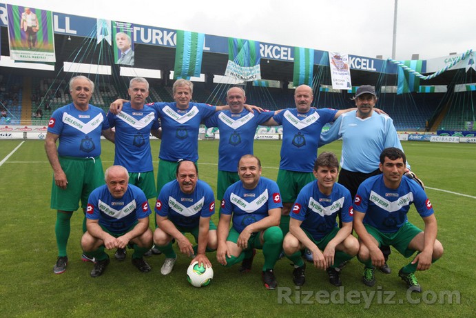 Yıldızlar sahada
PTT 1. Liginde bitime iki hafta kala süper lige çıkmayı garantileyen Çaykur Rizespor son maçında 1461 Trabzon takımı ile evinde yaptığı karşılaşma öncesi Çaykur Rizesporda geçmiş yıllarda forma giyen yıldızları bir dostluk maçında bir araya geldiler. Rizenin Türk futbolundaki Zirve ismi Şenol Birol da gösteri maçında forma giydi. 1953ten 1995 yılları arasında kulübün formasını giymiş ve birçoğu Türk futbolunda yıldız olmuş futbolcuların sahadaki mücadelesi izleyenlerden büyük alkış aldı. Rizeli gazetecilerden Faik Bakoğlu`nun yönettiği maçta sahada Türkiye Futbol Federasyonu Başkanvekili Servet Yardımcı, büyük kulüplerin formasını da giyen Hasan Vezir, Hakan Tecimer, Şenol Birol gibi isimlerde sahada yer aldı. Dostluk gösterileri ile başlayan maç 1-1 tamamlanırken maç sonrası futbolcular sahadan birbirlerine sarılarak ayrıldılar. Fenerbahçe, Beşiktaş ve Çaykur Rizesporun da formalarını giyen 76 yaşındaki Şenol Birol sahanın en yaşlı futbolcusu olurken bir penaltı atışından yararlanamadı. Maçın ardından Çaykur Rizespor kulübü başkanı Metin Kalkavan günün anısına katılan tüm futbolculara plaket verdi.

Bu güzel etkinliği düzenleyen başta Selahattin Bakır, Recep Ali Aksoylu ve tüm emeği geçenlere teşekkür ederim.

Yıldızlardan hatıralar
Etkinlik boyunca hatıralarını dinleme şansını yakaladığımız yıldız futbolcuların hatıralarını sizlerle paylaşıyorum

Rizespor tüm takımların korkulu rüyası olmuştu
Hüsnü Kürkçü : 1980-81 sezonu vatani görevimi yapmak için askere gitmiştim. Rizespor flaş bir takımdı. Bütün takımlara kök söktürüyordu. Osman, Zafer ve Sinan dan muhteşem bir üçlü oluşturulmuş, Rizespor tüm takımların korkulu rüyası olmuştu. Ama ligin ikinci yarısının son maçlarında Rizesporlu futbolcular üzerine görsel ve yazılı basında yapılan açıklamalar takımı olumsuz yönde etkileyerek ve bazı dış etkilerle Rizespor küme düşmüştü. Bu olay beni çok etkilemişti. En çok sevindiğim olay ise; 1987-88 sezonuydu. 1. ligde oynuyoruz. İki maçımız vardı. Biri Sakarya deplasmanı, diğeri de kendi sahamızda Bursaspordu. Durumumuz kötüydü ama bu iki maçı da almamız gerekiyordu. Sakaryaspor ile öyle bir maç oynuyoruz ki tüm Türkiye bizi izliyor. Top bir o kaleye, bir bu kaleye gidip geliyordu. Müthiş bir maç oynuyorduk. Maçın sonlarına yaklaşıyorduk. 3-2 yenik durumdaydık. Bir gol atarak durumu 3-3 yaptık ama bize yetmiyordu. Mutlaka kazanmamız gerekiyordu. Son dakikaları oynuyorduk ve atak üstüne atak yapıyorduk. Son dakikaydı ve müthiş bir gol atarak 4-3 öne geçerek maçı kazanmıştık. Mutluluktan uçuyorduk. Artık Bursa maçını düşünmeye başlamıştık ve son hafta Bursasporu yenerek kümede kalmıştık. O kadar sevinmiştim ki sanki yeniden doğmuş gibiydim. Bu iki maçı hiç unutmam.

Bizde büyük bir dayanışma vardı
Mehmet Ali Karaca: 1987-88 sezonunda kızılca hamamda kamptaydık. Otelde dahili telefonlarla birbirimize şakalar yapıp neşeleniyorduk. Bir akşam üzeri sol bek Harun, kaleci Adila ben Şekersporun genel kaptanıyım. Seni geçen sezon seyrettim. Çok beğendim. Bizde oynamak ister misin? Şeklinde teklif götürdü. Adil de seve seve deyip otelin önünde buluşma saati verip beklemeye başladı. Adilin gecenin ayazında iki saat otelin önünde turlamasını ben ve diğer futbolcular otel odasından seyrediyorduk. Daha sonra diğer futbolculara da böyle şakalar yapıyorduk. Bizde büyük bir dayanışma vardı. Saha da ve antremanlarda ciddiyet ön plandaydı. Ama serbest saatlerde birbirimize şakalar yapıyorduk. Bu konuda en uzman kişi Harun İlikti. O telefonda karşı tarafı işletirken asla açık vermezdi.