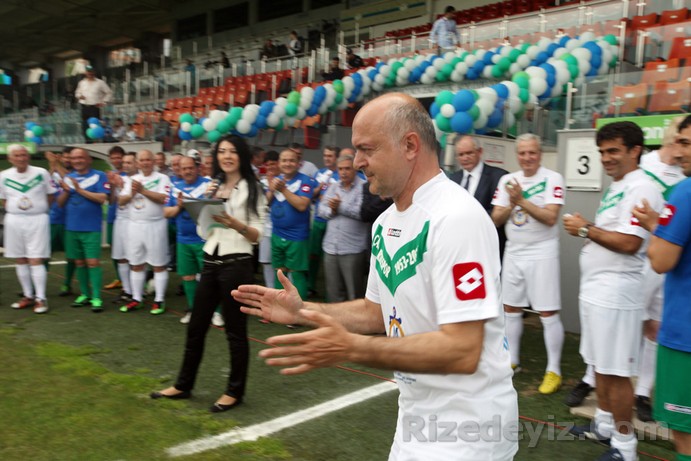 Hakan Tecimer: Fenerbahçede oynarken Karşıyakaya röveşata bir gol atmıştım, İzmirde. Sonra Rizesporda oynarken BJKye 30-35 metreden gol atmıştım. GSa karşı oynarken attığım gol -ki o zaman saha topraktı. FB-BJK de şampiyonluk maçı oynarken 2 golü de ben atmıştım. Bunlar unutulmayacak goller. Fenerbahçede oynarken, GS maçında, GS bizi 3-0 yeniyordu. Devre arasında soyunma odasına moralimiz bozuk gittik. Hocamız 5-10 dk bizimle hiç konuşmadı. Sonra bize dedi ki;Sizler bu kadroyla onlardan çok daha iyi futbolcularsınız. İsterseniz ikinci yarı bunları yenersiniz. Ama bir tek ikinci yarı sahaya çıktığınızda ilk 10-15 dk içinde 1 tane gol atmanız gerekir. Eğer golü bulursanız ben inanıyorum onları yenersiniz. Başka da ne bir taktik verdi ne de bir şey söyledi. Dediği gibi de oldu. İlk 10 dk Aykut bir gol attı, 3-1 oldu. GS futbolcular birbirleriyle atışmaya başladılar. Saha içinde bizde bunu gördük ve goller üst üste geldi. Rizede ise GSyı 5-1 yenerken de 2 golüm vardı. GS şampiyon oluyordu. Biz GSnın şampiyonluğunu elinden alıyorduk. BJK berabere kalınca GS şampiyon oldu.