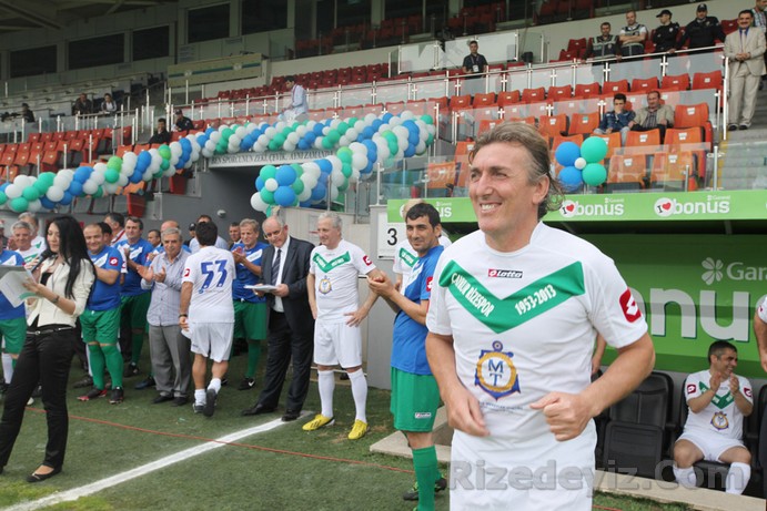 Hasan Vezir: 1986-87 sezonunda Rizespor forması altında, son maçta deplasmanda Sakaryasporla oynuyorduk. Bu maçı mutlaka kazanmamız lazımdı. Yenilgi ve beraberlik halinde küme düşeceğiz. Son on beş dakikaya 3-1 yenik halde giriyoruz. Sonra öyle bir kenetleniyoruz ki üst üste attığımız gollerle maçtan 4-3 galip ayrılıyoruz ve Rizespor küme düşmekten kurtuluyor. Bir de futbol hayatımın en zor 90 dakikası dediğim bir maç var. Pazar günü şampiyonluk maçı için İskenderunsporla karşılaşacağız. Maçtan iki gün önce babaannem vefat etti. Tezcan Uzcan hocam, Hasan izinlisin dedi. Oysa o maç Rizespor için çok önemliydi. Oynayayım hocam dedim ve maçı 2-1 kazandık. Maçın skorunu belirleyen gol benim ayağımdan gelmişti.