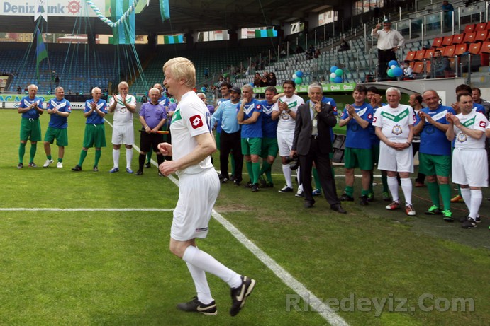 Hüsnü Kürkçü : 1980-81 sezonu vatani görevimi yapmak için askere gitmiştim. Rizespor flaş bir takımdı. Bütün takımlara kök söktürüyordu. Osman, Zafer ve Sinan dan muhteşem bir üçlü oluşturulmuş, Rizespor tüm takımların korkulu rüyası olmuştu. Ama ligin ikinci yarısının son maçlarında Rizesporlu futbolcular üzerine görsel ve yazılı basında yapılan açıklamalar takımı olumsuz yönde etkileyerek ve bazı dış etkilerle Rizespor küme düşmüştü. Bu olay beni çok etkilemişti. En çok sevindiğim olay ise; 1987-88 sezonuydu. 1. ligde oynuyoruz. İki maçımız vardı. Biri Sakarya deplasmanı, diğeri de kendi sahamızda Bursaspordu. Durumumuz kötüydü ama bu iki maçı da almamız gerekiyordu. Sakaryaspor ile öyle bir maç oynuyoruz ki tüm Türkiye bizi izliyor. Top bir o kaleye, bir bu kaleye gidip geliyordu. Müthiş bir maç oynuyorduk. Maçın sonlarına yaklaşıyorduk. 3-2 yenik durumdaydık. Bir gol atarak durumu 3-3 yaptık ama bize yetmiyordu. Mutlaka kazanmamız gerekiyordu. Son dakikaları oynuyorduk ve atak üstüne atak yapıyorduk. Son dakikaydı ve müthiş bir gol atarak 4-3 öne geçerek maçı kazanmıştık. Mutluluktan uçuyorduk. Artık Bursa maçını düşünmeye başlamıştık ve son hafta Bursasporu yenerek kümede kalmıştık. O kadar sevinmiştim ki sanki yeniden doğmuş gibiydim. Bu iki maçı hiç unutmam.
