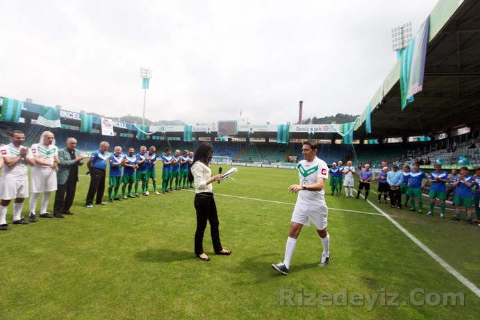 Mehmet Ali Karaca: 1987-88 sezonunda kızılca hamamda kamptaydık. Otelde dahili telefonlarla birbirimize şakalar yapıp neşeleniyorduk. Bir akşam üzeri sol bek Harun, kaleci Adila ben Şekersporun genel kaptanıyım. Seni geçen sezon seyrettim. Çok beğendim. Bizde oynamak ister misin? Şeklinde teklif götürdü. Adil de seve seve deyip otelin önünde buluşma saati verip beklemeye başladı. Adilin gecenin ayazında iki saat otelin önünde turlamasını ben ve diğer futbolcular otel odasından seyrediyorduk. Daha sonra diğer futbolculara da böyle şakalar yapıyorduk. Bizde büyük bir dayanışma vardı. Saha da ve antremanlarda ciddiyet ön plandaydı. Ama serbest saatlerde birbirimize şakalar yapıyorduk. Bu konuda en uzman kişi Harun İlikti. O telefonda karşı tarafı işletirken asla açık vermezdi.