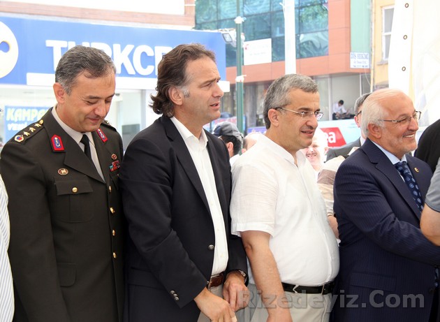 Rize Milletvekillerinin tam kadro katıldığı bayramlaşmaya, Rizeli olup ta başka illerden milletvekili seçilen İsmail Safi gibi isimlerde katıldı.