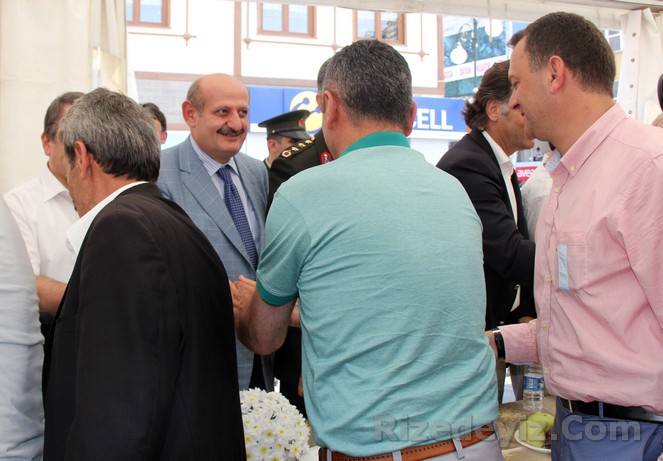 Başkan Halil Bakırcı vatandaşlarla şakalaşarak bayramlarını kutladı.