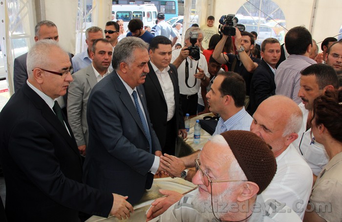 Bakan Yazıcı sık sık sıcaktan dolayı terini silmek için bayramlaşmaya ara vermek zorunda kaldı.