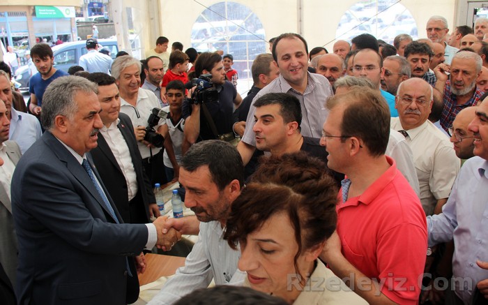 Rizeli vatandaşların yoğun ilgi gösterdiği bayramlaşmada çocuklar harçlık almak için sonunu bekledi.