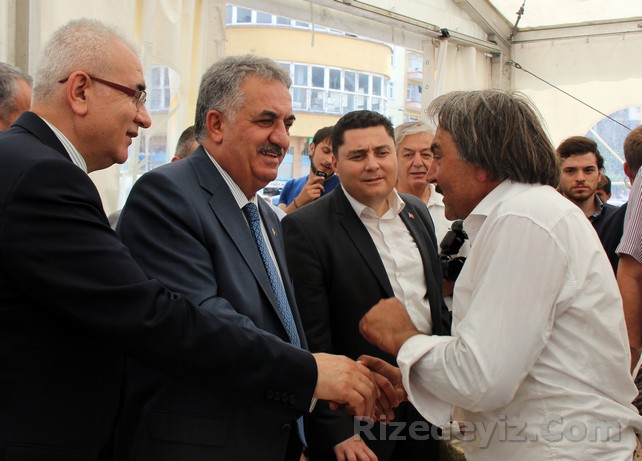 Bakan Yazıcı'ya derdini uzun süre anlatmaya çalışan vatandaşı Milletvekili Hasan Karal uyararak sırada bekleyenleri gösterdi.