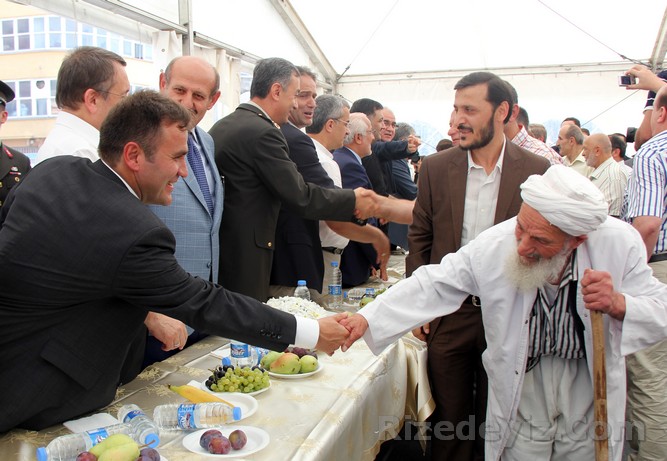 90 yaşına rağmen bayramlaşmaya katılanlarda vardı.