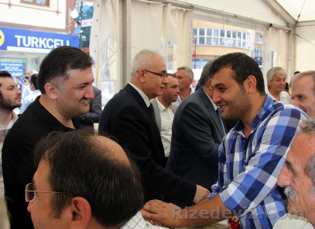 Rize'de görevli memur, işçi her kesimden vatandaş çadıra gelerek üst düzey yöneticilerle kucaklaştı.