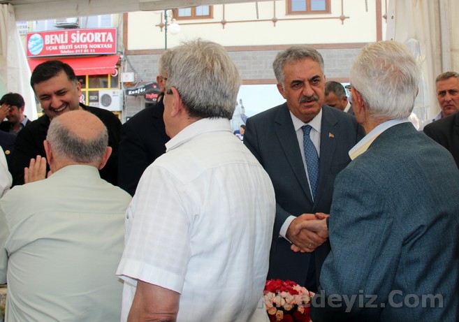 Bakan Yazıcı bayramlaşma ardından tüm halkın bayramını kutladığını belirten bir açıklama yaptı.