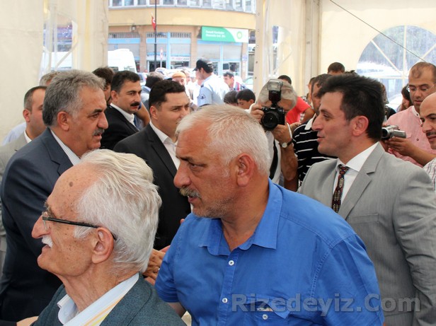 Bayramlaşma programında Rize Belediyesinden yaklaşık 50 çalışan görev aldı.