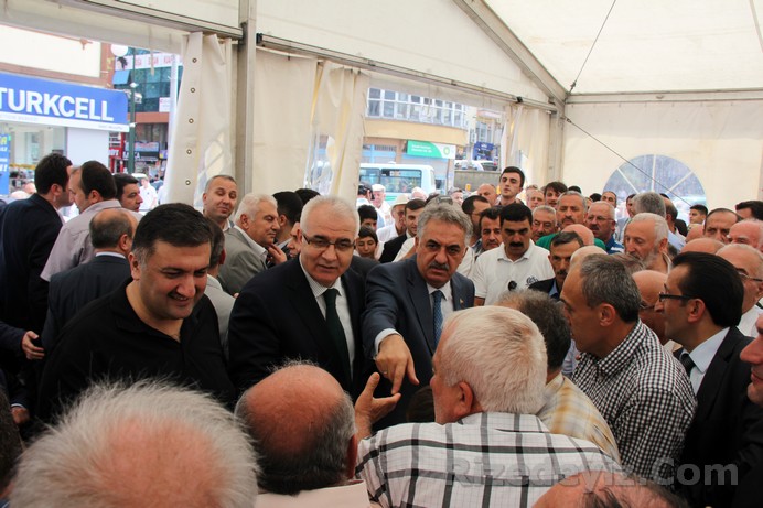 Bakan Hayati Yazıcı beraberinde Rize Valisi Nurullah Çakır bayramlaşma çadırına Cuma Namazı ardından geldi.