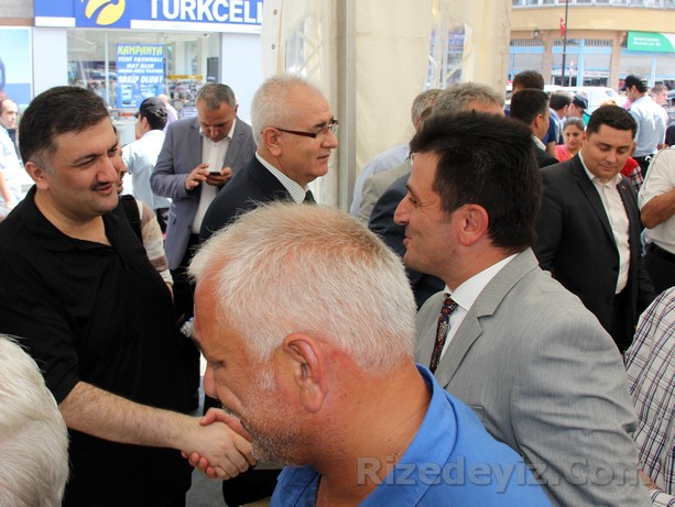 Rize milletvekili Hasan Karal bayramlaşma programına katılan herkese teşekkür ederek herkesle bayramlaştı.