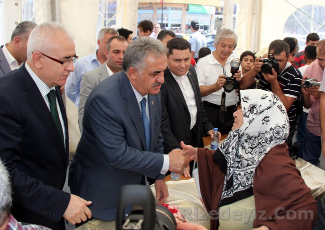 Bayramlaşma çadırının sürpriz ziyaretçi teyzeleride vardı. Bu teyzemiz Bakan Yazıcı'ya yaklaşık üç dakika boyunca dualar ederek görevinde başarılar diledi, bayramını kutladı. Bakan Yazıcı ise teyzenin bayramını kutlayarak teşekkürlerini sundu.