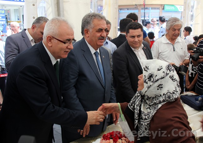 Teyzemiz Rize Valisi Nurullah Çakır'a da dualar ederek bayramını kutladı.