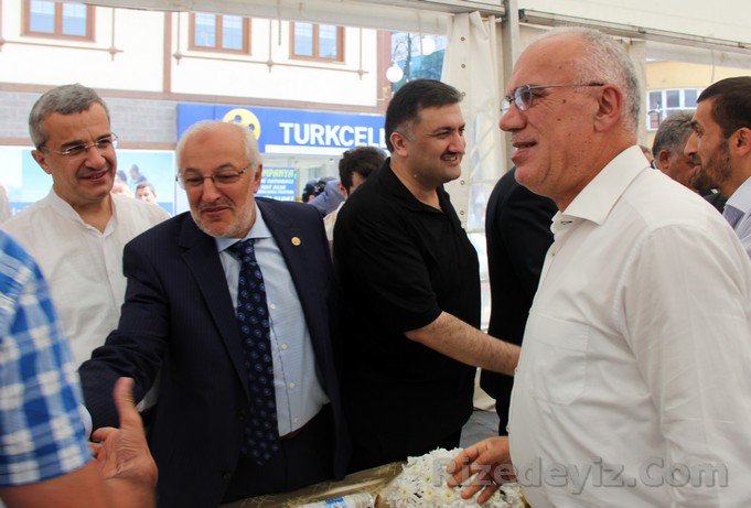 Gündoğdu Belediye Başkanı Süleyman Yıldız bayramlaşma programına belediye encümenleri başkan yardımcıları ve personeliyle beraber tam kadro katıldı.