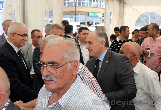 Rize esnafının temsilcileri Esnaf Kredi Kooperatifi Başkanı Güven Aksoy'da çadırda bulunan isimlerdendi.