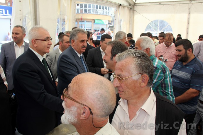 Yaklaşık bir buçuk saat süren bayramlaşmanın sonuna doğru protokolün sıcaktan bunaldığı görüldü.