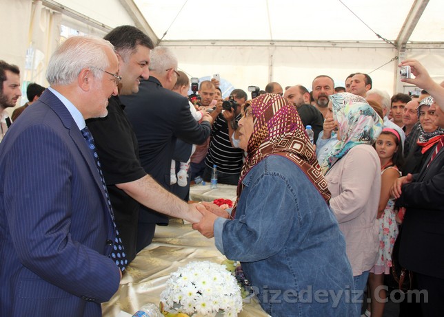 Güneysu Yöresi Engelliler Derneği Başkanlığını yapan 71 yaşındaki Esma Yetkiner torunlarıyla bayramlaşmaya katıldı.