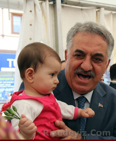 Bakan Yazıcı, Esma Yetkiner'in torununu kucağına alarak bir süre sevdi.