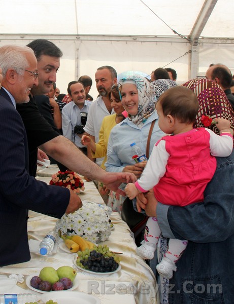 Küçük çocuk bayramlaşmada ilgi odağı oldu.