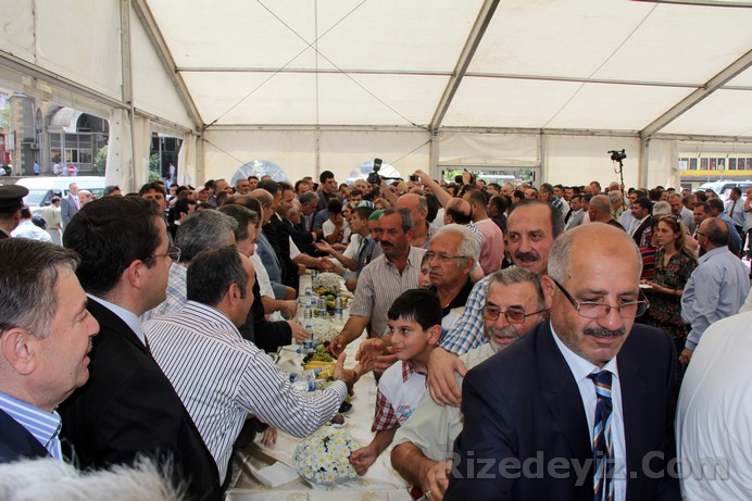Bayramlaşmaya katılan yüzlerce kişi bir an önce bayramlaşıp alandan uzaklaşmak istiyordu.