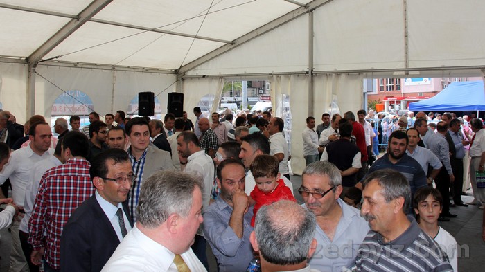 Sıra beklerken yorulan ve sıcaktan bunalanlar çadırın dışına hava almak için çıktılar.