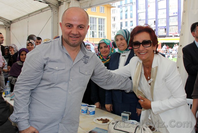 Çay Tv Haber Müdürü Hasan Yavuz Bakır, Eski Belediye Başkanı Rahmetli Ekrem Orhon'un kızı Çayan Orhon ile hatıra fotoğrafı çektirdi.