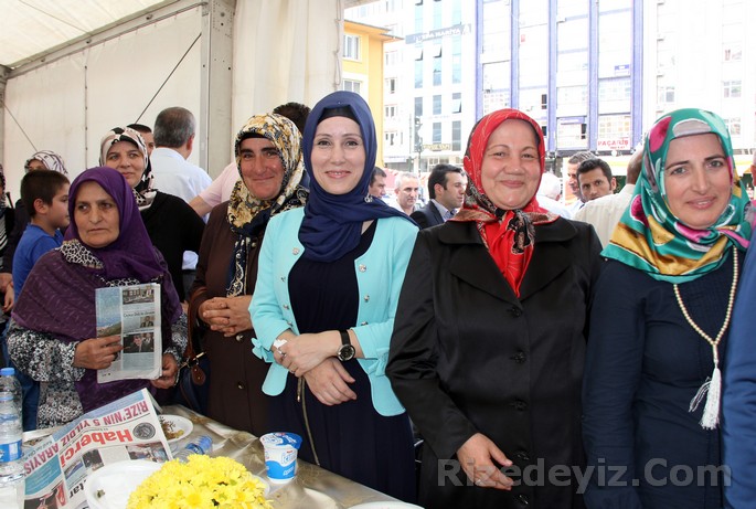Ak Parti Kadın Kolları tam kadro bayram çadırındaydı.