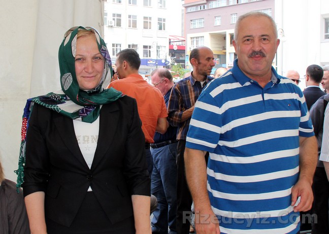 Ak Parti İl Teşkilatının çalışkan isimlerinden İsmail Kosif herkesle kucaklaşarak bayramlaştı.