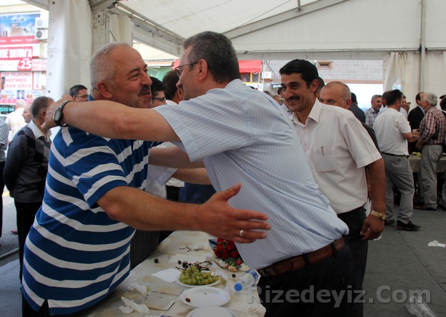 Ak Parti İl Teşkilatının çalışkan isimlerinden İsmail Kosif herkesle kucaklaşarak bayramlaştı.