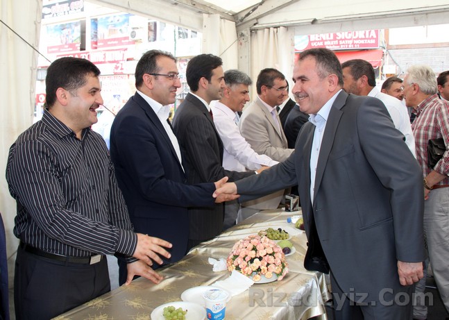 Güneysu Belediye Başkanı Ahmet Minder, Rize Telekom İl Müdürü Rüstem Koçal ve eski Ak Partili ilçe başkanı Yunus Öksüz'de bayramlaşmaya katıldı.