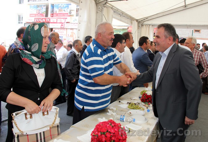 Güneysu Belediye Başkanı Ahmet Minder herkesle bayramlaşarak kısa süreli sohbetler etti.