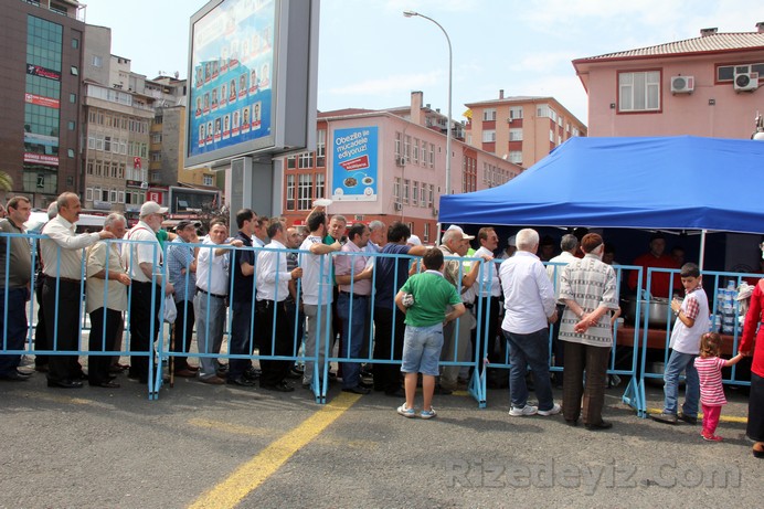 Çadırın hemen dışında büyük bir kalabalıkla kavurma pilav ve ayran menüsü dağıtıldı.