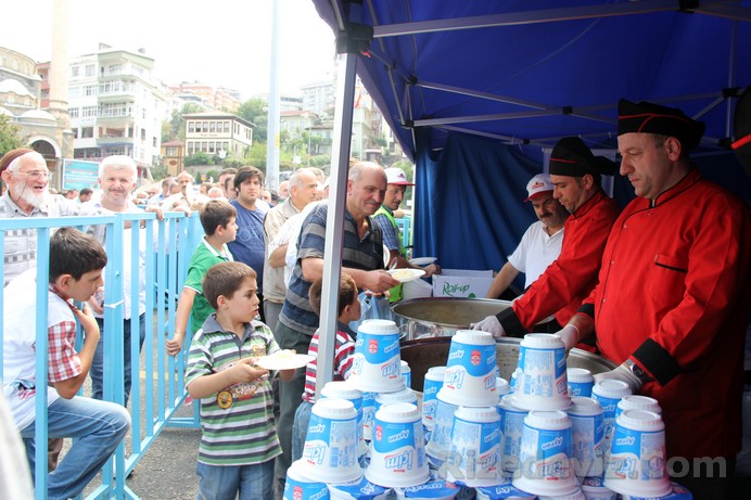 Bu yemek dağıtımında belediye personelleri vatandaşlara hizmet etti.