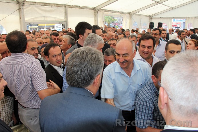 Bakan Hayati Yazıcı herkes ile tek tek bayramlaşarak kısa sohbetler etti.