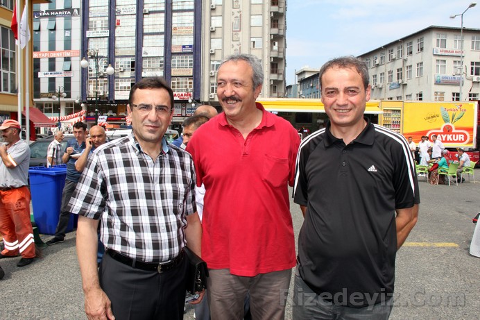 Rize il Gençlik Müdürlüğü Tesislerden Sorumlu Şube Müdürü Kenan Yücel, Spor Şube Müdürü Cafer Küçükmustafa ve ​Gençlik Merkezi Müdürü Muammer Bayraktar'da bayramlaşma töreninde yer aldılar.