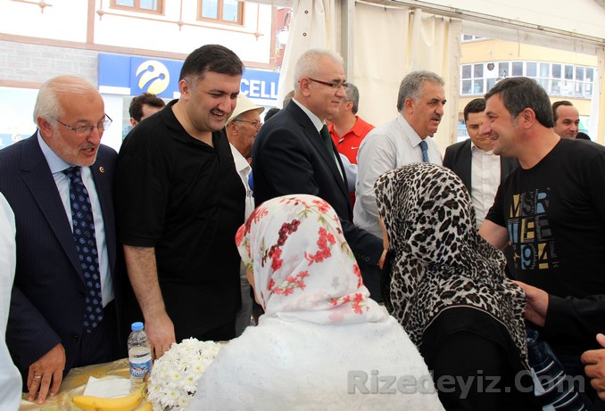 Bakan Yazıcı bıkmadan usanmadan bayramlaşma programının sonuna kadar yerinde kalarak herkesin bayramını kutladı.