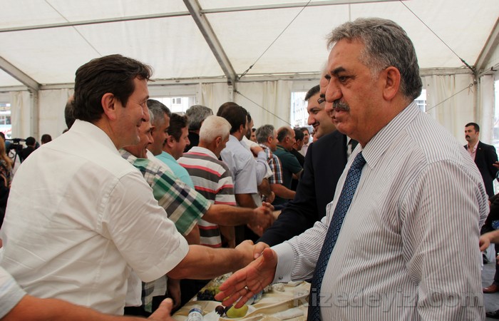 Bayramlaşma törenine Üniversite yetkililerinden çok sayıda katılımın olmadığı gözlerden kaçmadı.