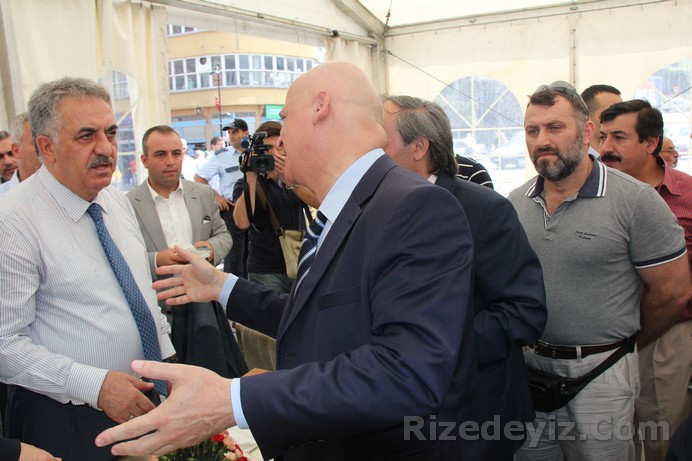 Ergenekon davasının tutuksuz sanığı Emin Gürses'te bayramlaşmada yerini alırken Bakan Yazıcı Gürses'e senin durumun ne oldu diye sordu.